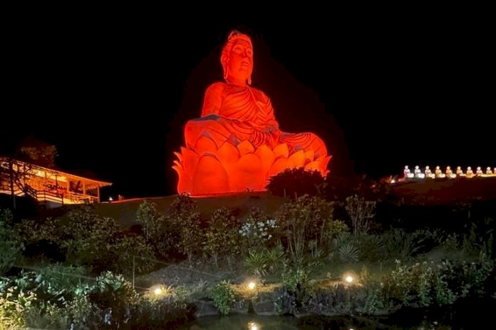 Buda em Ibiraçu é iluminado de laranja para reforçar importância da filantropia