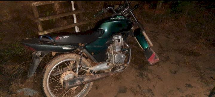 Condutor não habilitado e carona de Motocicleta são detidos com drogas em Fundão