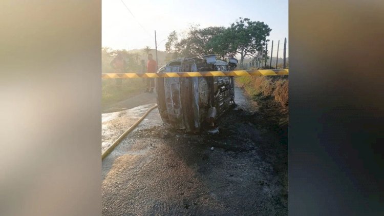 Corpo carbonizado é encontrado em carro após acidente em João Neiva