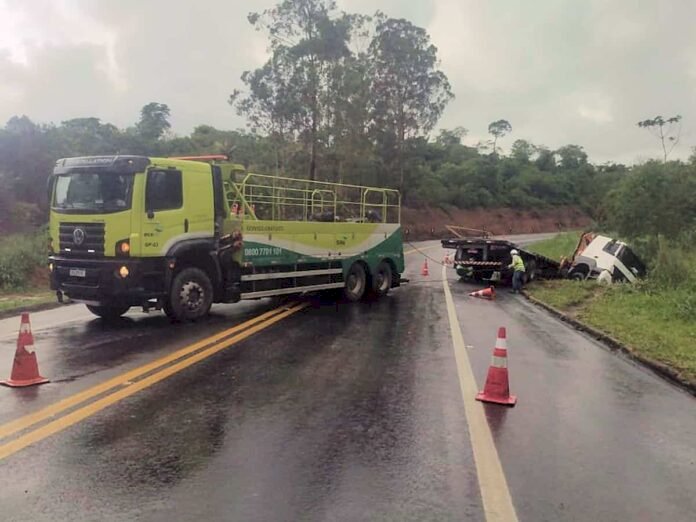 Acidente com carreta na BR-101 em Aracruz deixa 2 feridos