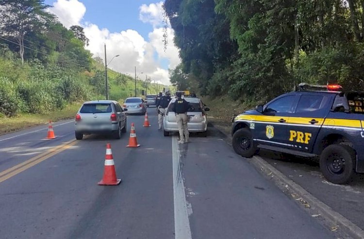 PRF apreende 140 tabletes de drogas e arma em Aracruz