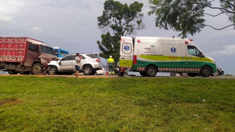 Motorista de carro morre em acidente com caminhão na BR 101 em Aracruz