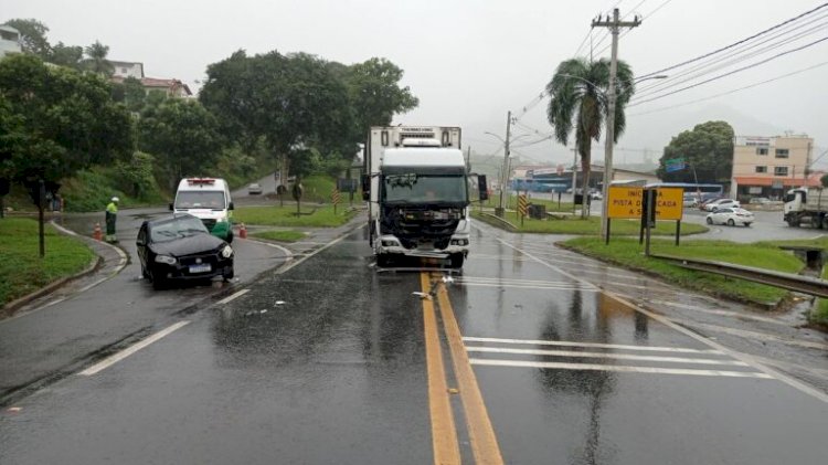 Motorista fica gravemente ferido após colisão contra caminhão no trevo da rodoviária de João Neiva