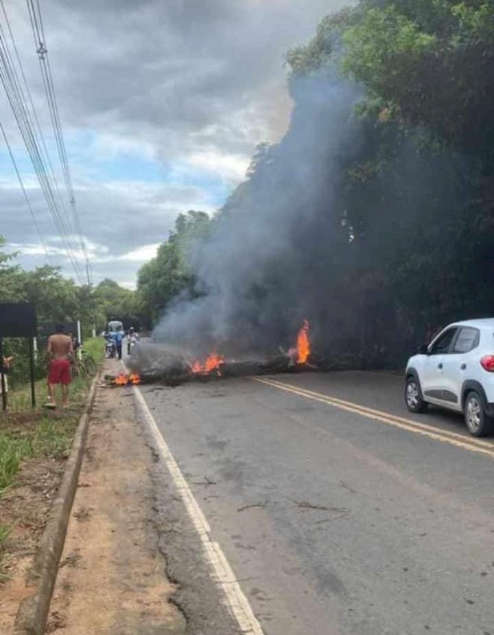 Indígenas protestam e fecham rodovia ES-010, em Aracruz