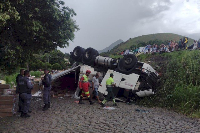 Caminhão tomba e carga de frango é saqueada na BR-101 em João Neiva