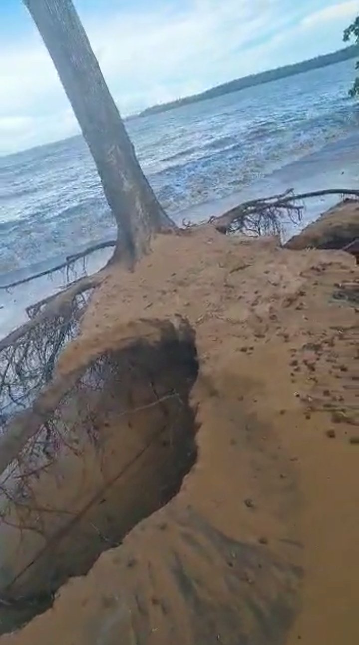 Praia de Coqueiral de Aracruz sofre com erosão pela maré alta