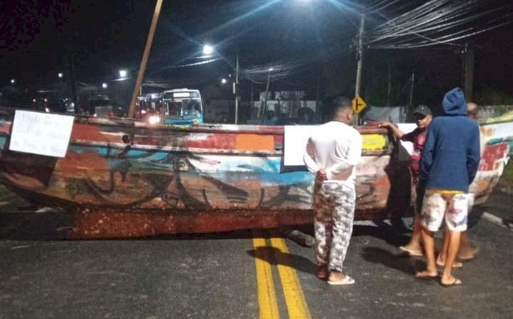 Pescadores colocam barco no meio da pista e fecham rodovia na Serra