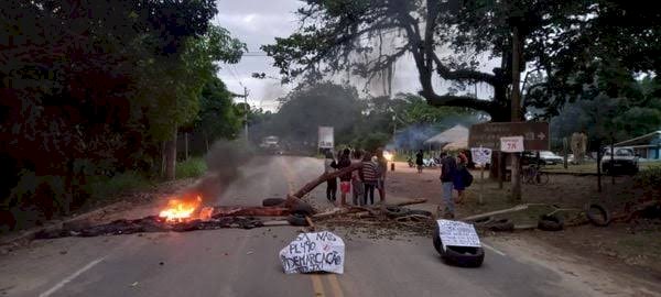 Fila de veículos se forma na ES 010 com protesto de indígenas em Aracruz