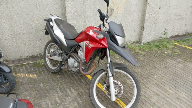 Homem é detido após ser flagrado dirigindo moto furtada em Aracruz