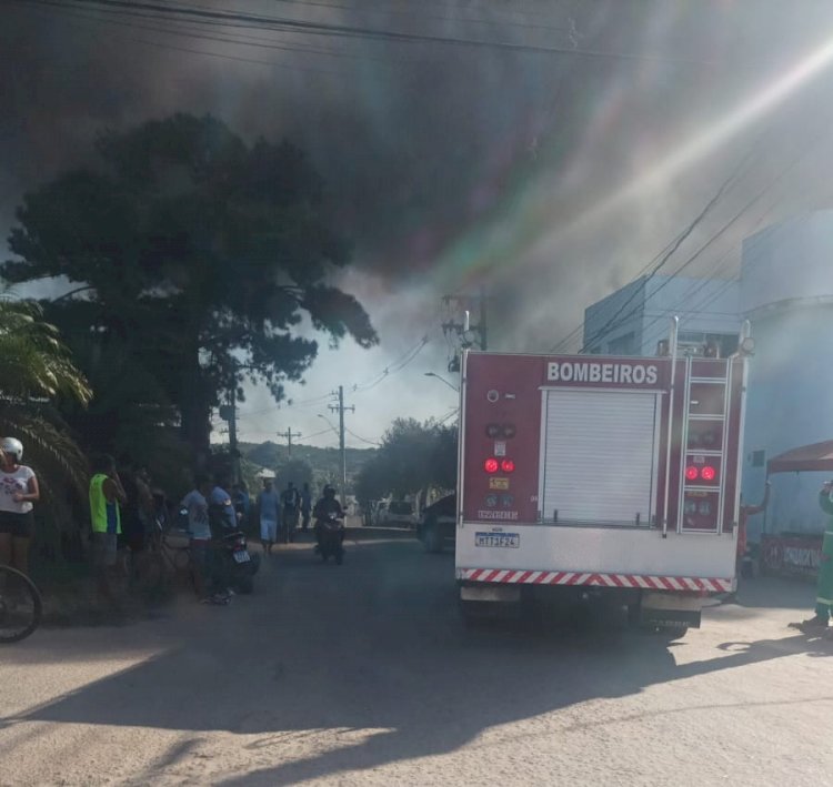 Incêndio mobiliza bombeiros em Barra do Riacho, Aracruz