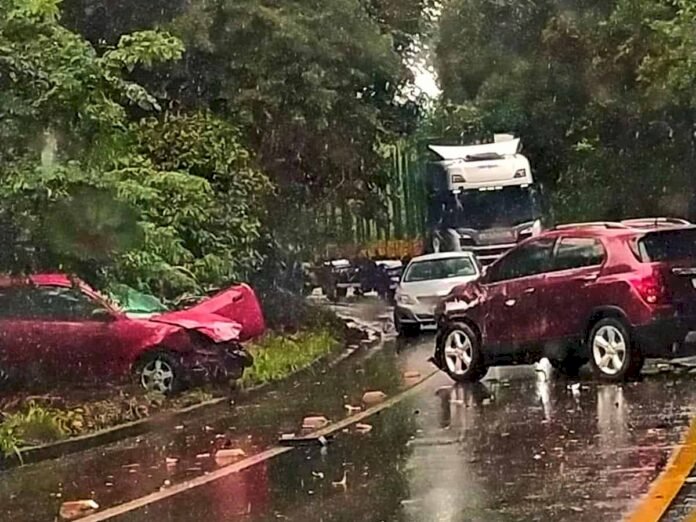 Rodovia que liga Aracruz a Ibiraçu registra acidente envolvendo 3 veículos