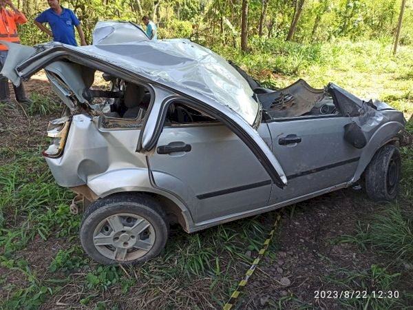 Carro cai de viaduto sobre linha férrea em João Neiva