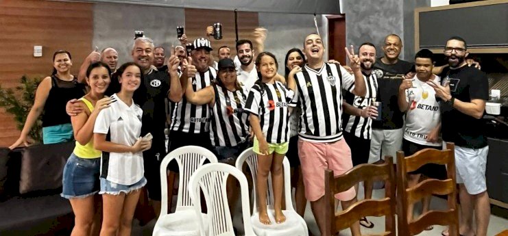 Integrantes da Galo Doido Aracruz comemoram o tri campeonato brasileiro do Atlético