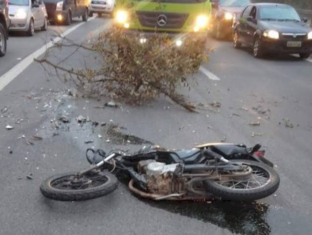 Acidente entre carreta e motocicleta deixa um morto na BR 101 em Ibiraçu