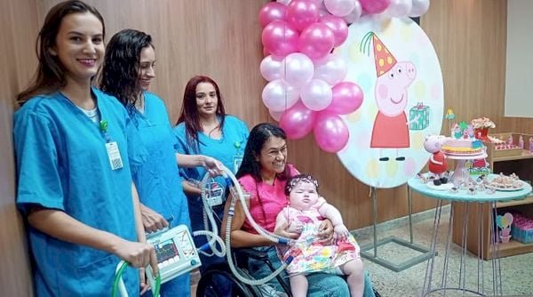 Bebê de Aracruz internada desde que nasceu ganha festa de aniversário em hospital