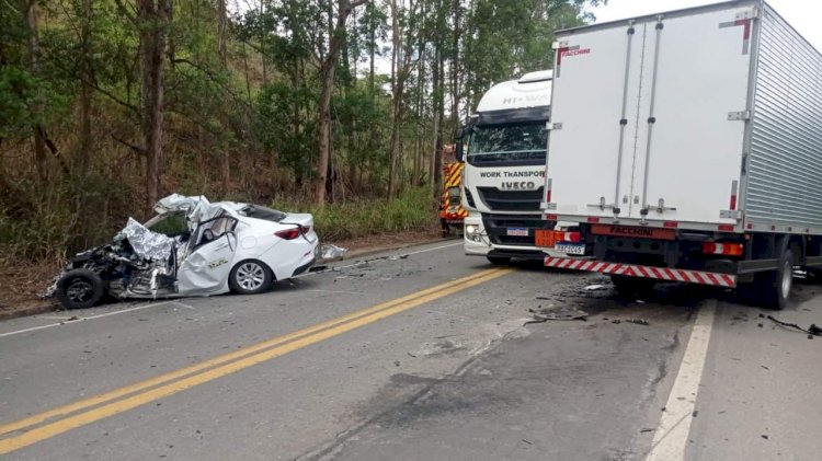 Carro de prefeitura de Colatina bate de frente com caminhão em João Neiva e deixa motorista morto e mulher ferida na BR-259