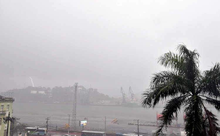 Passagem de frente fria pelo mar traz tempestade para grande parte do ES