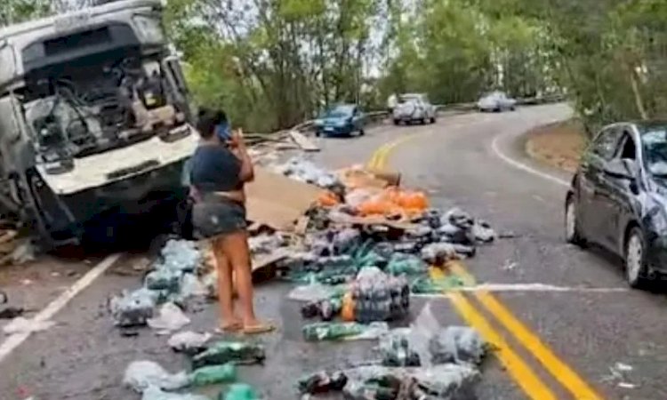 Caminhão tomba e carga de refrigerante fica espalhada na pista em Fundão