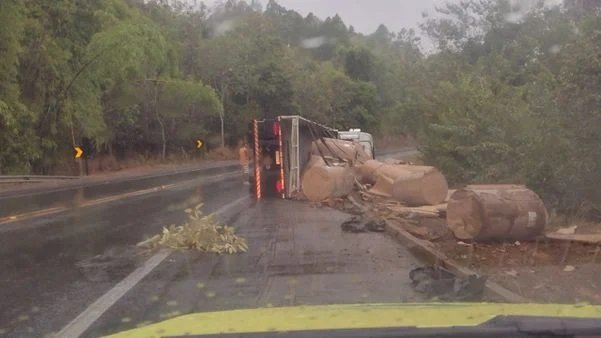 Faixa da BR 101 em Aracruz é interditada após tombamento de carreta