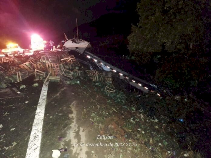 Caminhão carregado com verduras sai da pista e capota em Ibiraçu