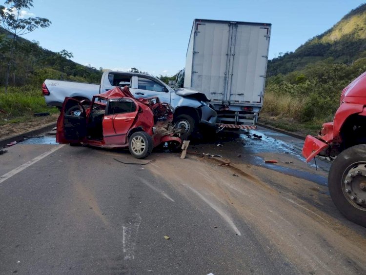 Acidente entre carro, caminhonete e caminhão interdita a BR 259 em João Neiva