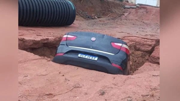 Carro é engolido por cratera de obra durante chuva em Aracruz