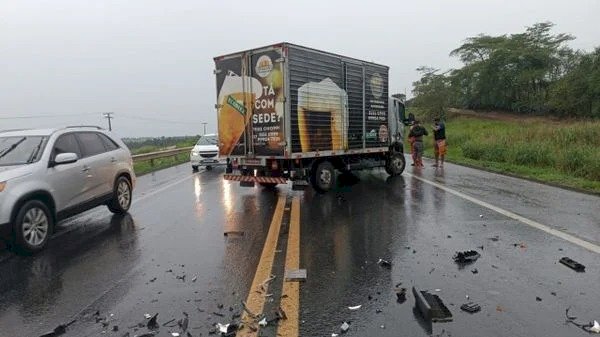 Acidente entre dois caminhões é registrado na BR 101 em Aracruz