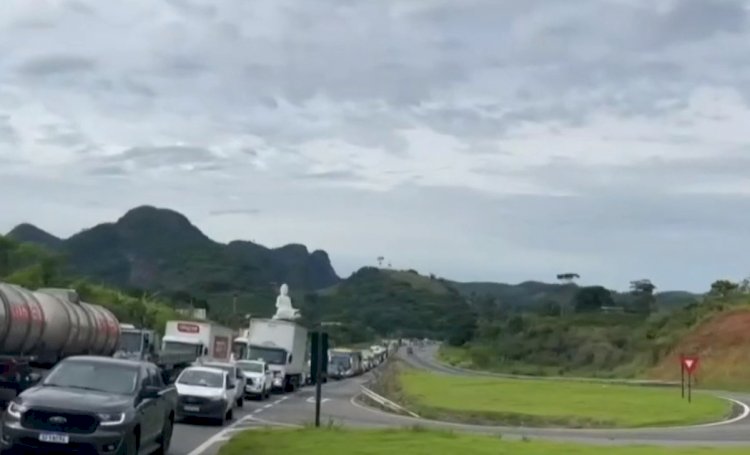 Carreta que derrubou passarela em Linhares também atingiu fios em Ibiraçu