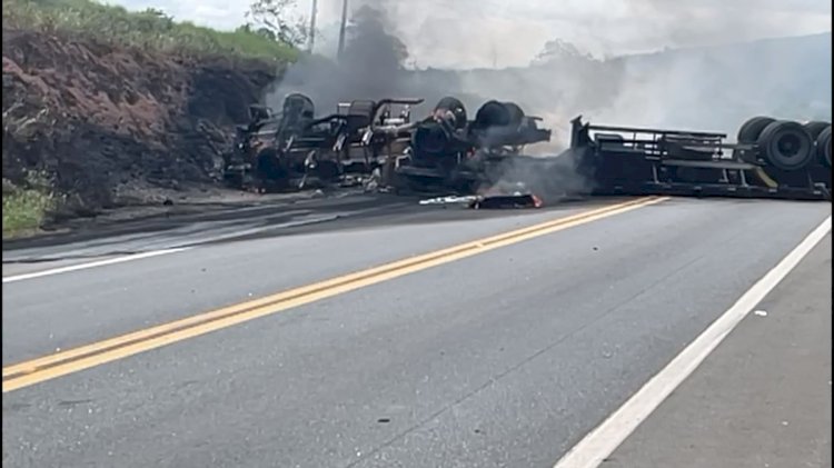 BR 101 é totalmente interditada após carreta tombar em Aracruz