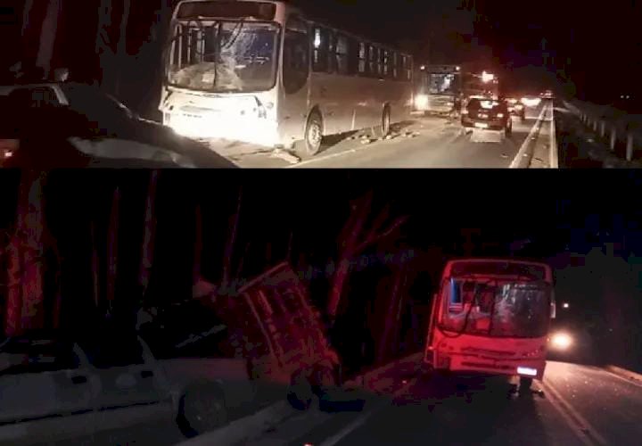 Ônibus escolar com 20 crianças bate em caminhonete em Linhares