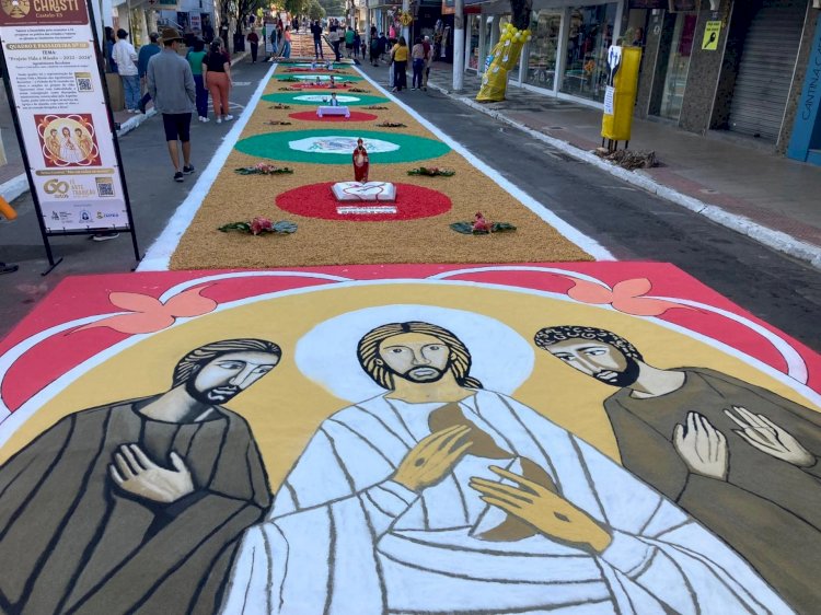 Corpus Christi: confecção de tapetes reúne de crianças a idosos