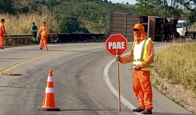 Carreta carregada de carvão tomba e rodovia fica interditada em João Neiva