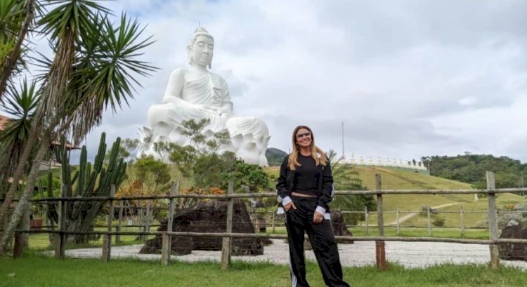 Atriz Giovanna Antonelli visita Buda Gigante, em Ibiraçu