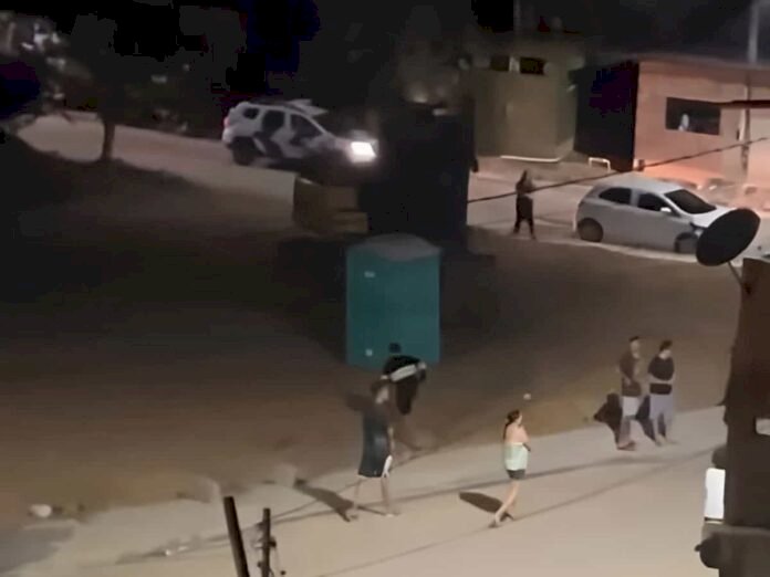 Homens de moto passam atirando e ferem três pessoas em bairro de Aracruz