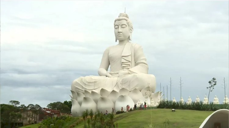 Curso de cerâmica aos pés da estátua do Buda gigante ajuda mulheres a terem fonte de renda em Ibiraçu