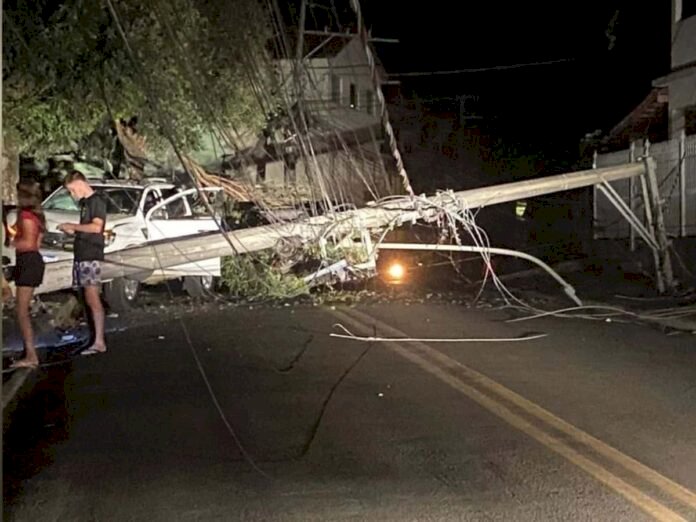 Caminhonete derruba poste no centro de João Neiva e interdita avenida