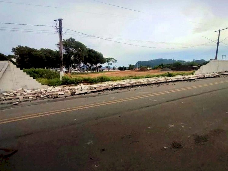 Temporal derruba muro, árvores e destelha casas em Aracruz e João Neiva