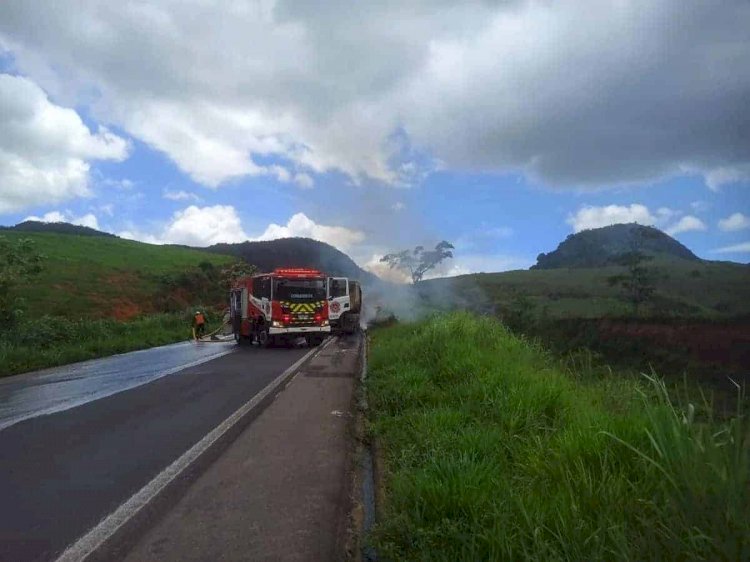 Carreta pega fogo na BR 259, em João Neiva, horas após incêndio em carreta