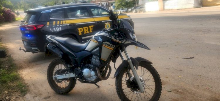 PRF recupera motocicleta que foi trocada por carro em Ibiraçu