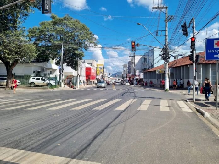 Ciclista tem braço dilacerado por carreta no Centro de Aracruz